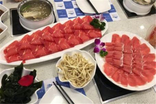 小藍帽牛肉和醬料火鍋