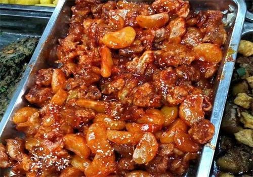 橘子飯?zhí)?></p>
<p>橘子飯?zhí)脛?chuàng)立之初就遵循客觀、專業(yè)、務實、嚴謹，創(chuàng)立的原則，憑借多年來快餐實體店面經(jīng)營的經(jīng)驗積累，采用直營店加品牌加盟的模式經(jīng)營。公司總部自己開創(chuàng)了成功模式的典范，已經(jīng)取得了市場的一致認可，加盟者只需把成功的模式復制到自己旗下就可以輕輕松松創(chuàng)業(yè)，輕輕松松做老板。橘子飯?zhí)酶鶕?jù)項目的定位和市場的需要進行了細致的可行性論證，鮮明的構建了中式快餐加盟連鎖排骨米飯+香雞煲飯+石鍋煲飯+砂鍋煲飯+壇肉米飯+開胃小菜的獨特產(chǎn)品模式，無論運營模式還是產(chǎn)品架構在目前快餐領域當屬單獨，毫無競爭。</p>
<p>另外，產(chǎn)品原材料以雞鴨，排骨，豬肉，大米為主，不僅能集中采購，降低采購精力和成本，而且哪一種原材料因為市場原因發(fā)生價格波動的話對你的經(jīng)營也影響不大。當然，很大的好處還是增加了顧客的選擇余地，美味的多重選擇直接提升了橘子飯?zhí)谜w的就餐氛圍。橘子飯?zhí)眠B鎖快餐加盟店不需專業(yè)廚師，一般人員培訓后即可上崗，而且所有產(chǎn)品都是批量制做，現(xiàn)場銷售，不僅極大的減少了人力成本，而且連燃料費用也降到了較低。</p>
                    </div>
                    <!--文章內(nèi)容 結束-->
                    <!--上一篇 開始-->
                    <div   id=