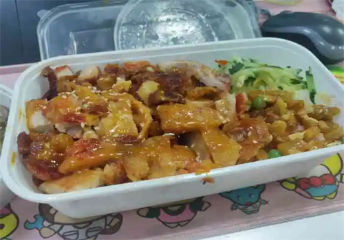 極味肥牛脆皮雞飯加盟